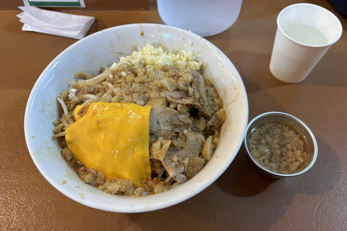 mrpcbr's tweet photo. 今を楽しめ熊本

汁なし200g+チーズ
ニンニクカラメマシアブラマシマシ

今熊本で1番アツい二郎系ラーメン。
ここの一押しは小麦の風味がしっかりとした極太ちぢれ麺！
アブラ、チーズとのハーモニーが最高！！
(個人の感想です)

#ラーメンブロガーへの道 #バイクやめました #ラーメン最高 https://t.co/7sbqc6kcjY