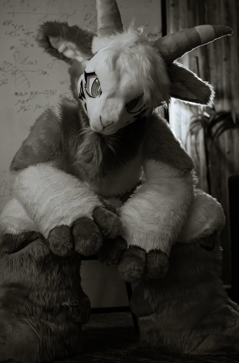 A fool thinks himself to be wise, but a wise man knows himself to be a fool.

#FursuitEveryday
#FursuitsEveryday
#ケモノをみて今週もがんばりマンデー