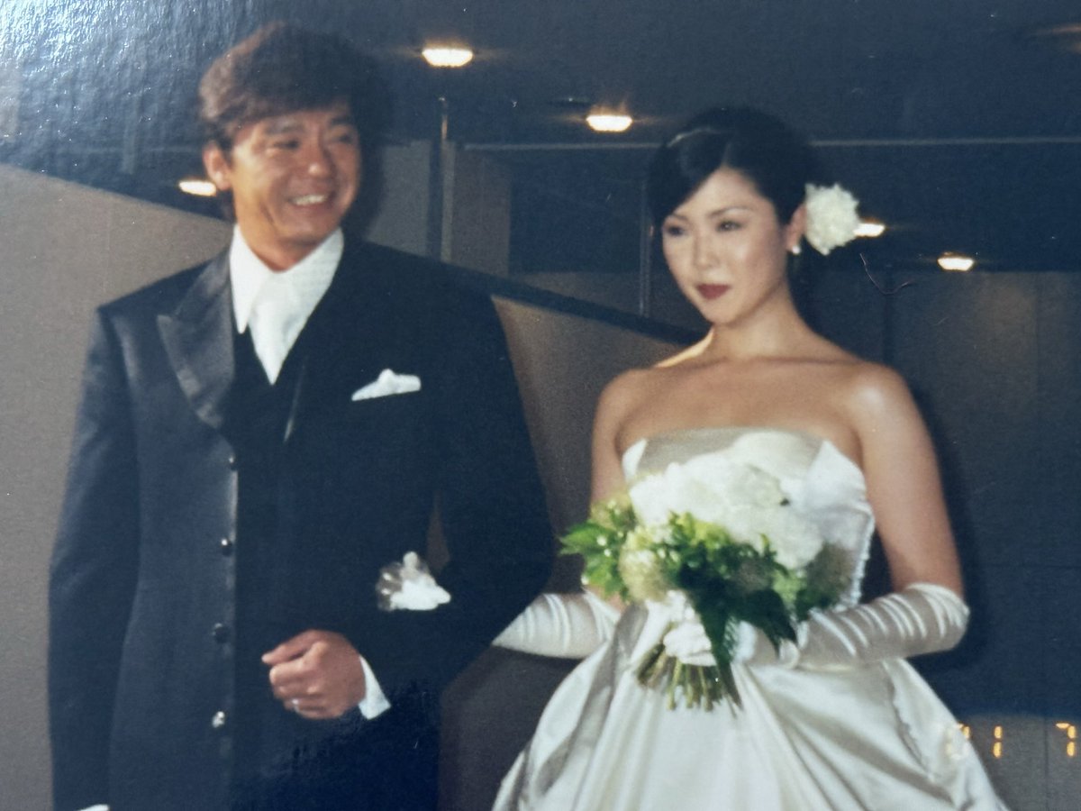 satomi_arimori's tweet image. 今日は #ヒデキ #西城秀樹 さんの #BD
私がこの業界にいるのもヒデキがいたから
結婚式にもお邪魔したりお家にもお邪魔したりご飯にも連れて行ってもらったり
凄くアニキ肌で最期まで西城秀樹だった
最後のシングル #めぐり逢い もヒデキがファンのことを想っているまま書いた作品
出会いを大切に♡