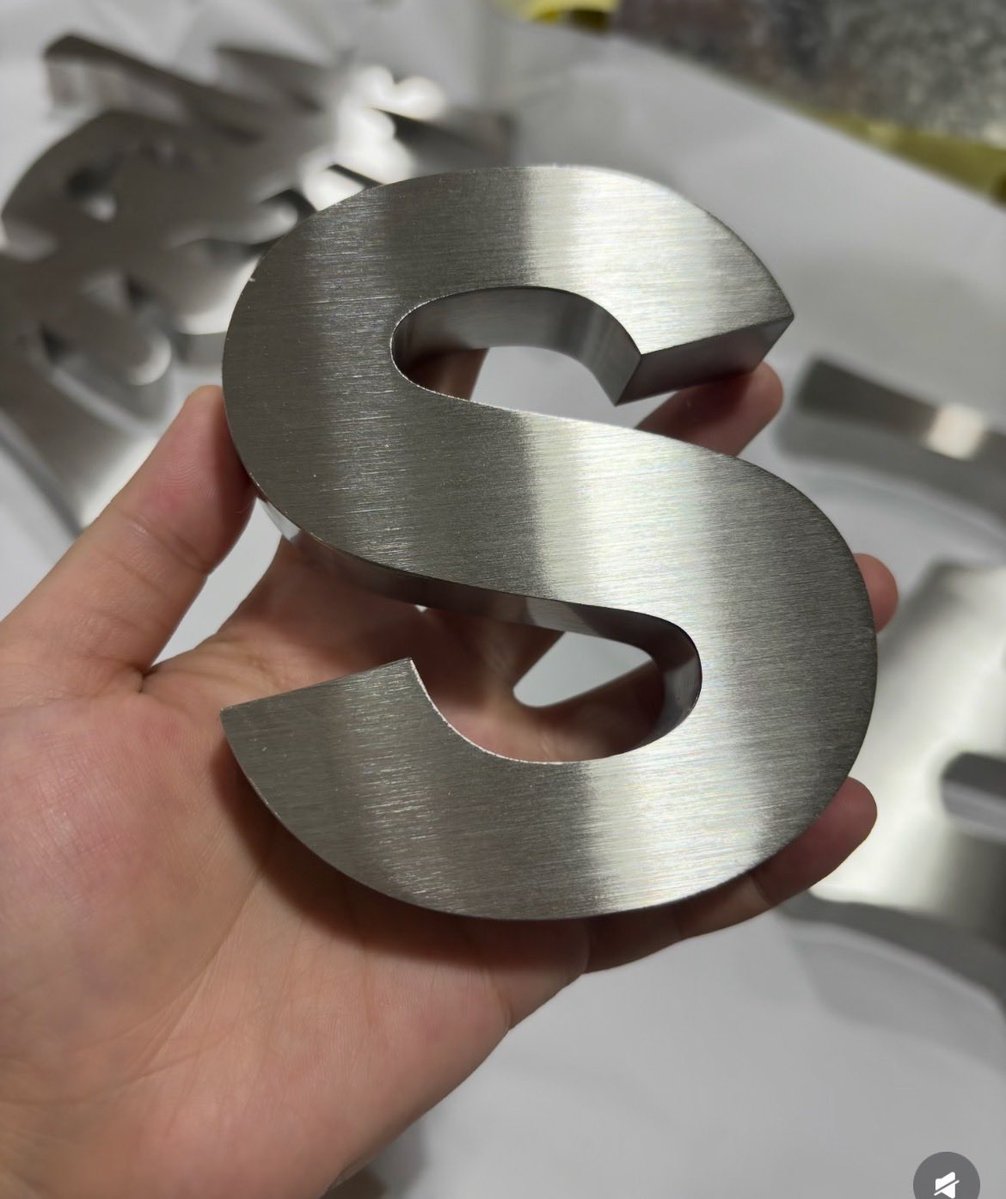 Xxxxxqcli's tweet image. Hello, we are a Chinese factory specializing in the production of LED signs, advertising signage, printed materials, acrylic crafts, exhibition board printing, and more. Feel free to contact me if you need any of these services.”#Illuminated signs #LED signs #Signage #Printed