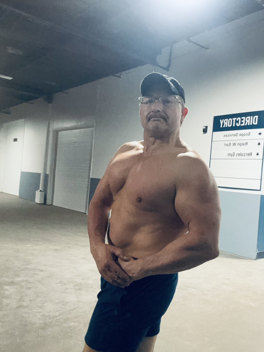 Russell_Writer's tweet image. Making goddamn gains…👊💪🦍 #bodybuilding #liftingheavyshit #trainer #swole #yoked #cutting #MuscleMonday #beastmode #beefcake #filmmaker #writer