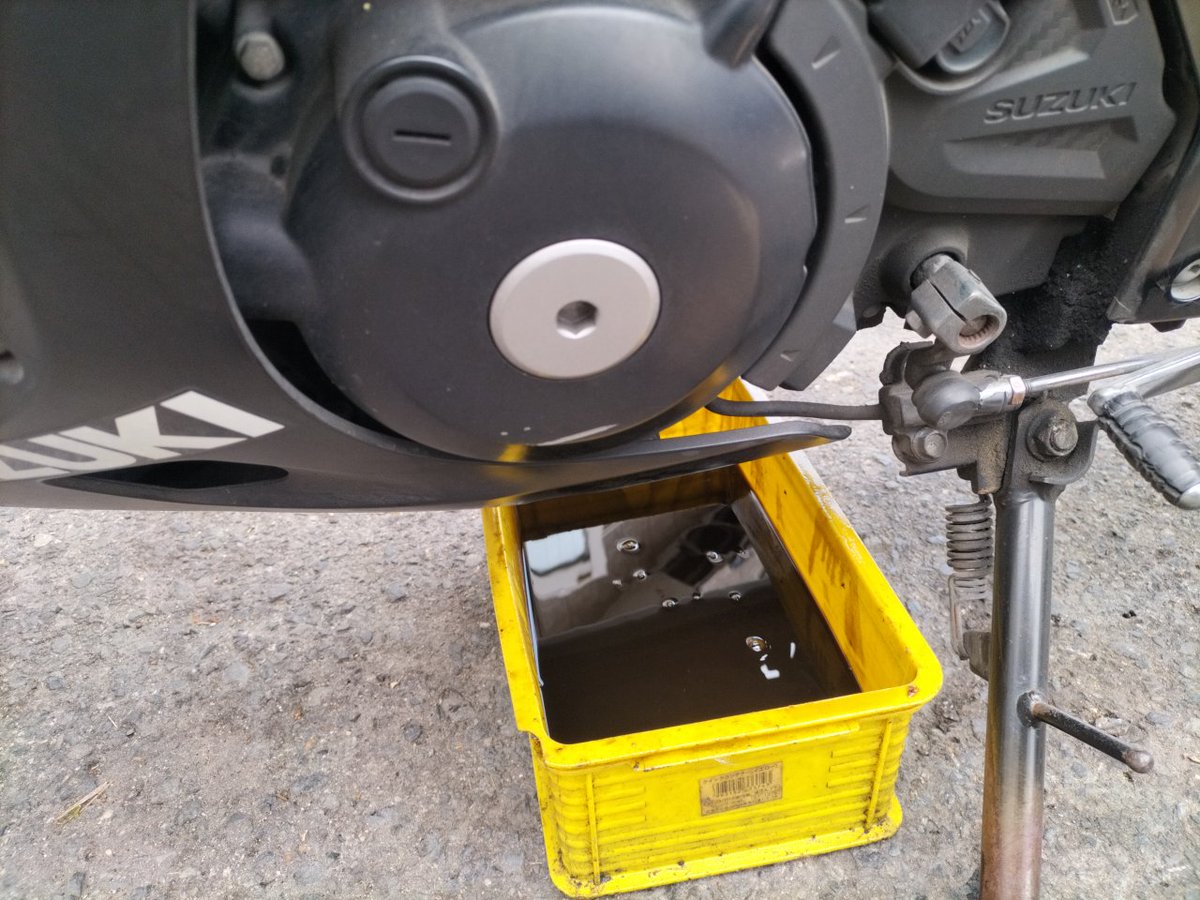 mtm_miketa's tweet image. 金曜に不具合出たリアのホイールベアリングを交換して、土日の２日でBSTRを走りきってオイル交換に来た鉄人西原さんの15万キロオーバーのGSX-R125って丈夫やね😆(人間もw

#BSTR
#GSX125R
#MTM