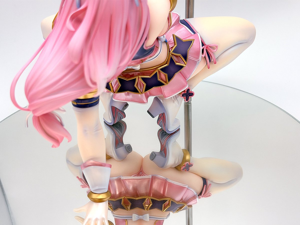 しゃがみポーズのおかげて台座なしで自立します。
スペース問題に悩む人への地味に大きな救済ポイント。

造形も細かく、ブーツ裏やお尻側のパンツの
ハート型までしっかり作り込まれてます。 