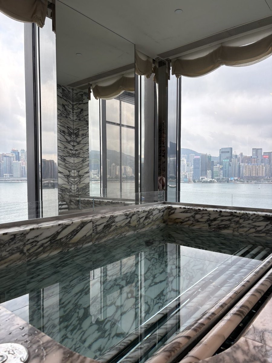 📍Rosewood Hong Kong 

Sans doute le meilleur hôtel de Hong Kong mais est-ce qu’il mérite sa place de meilleur hôtel du monde, c’est moins sûr.

Tout était parfait sauf le petit déjeuner, et c’est un point important pour moi…

Pas assez de choix et seulement un plat par personne