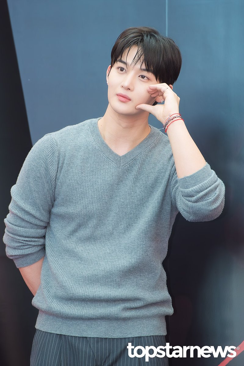 TSN_PHOTO's tweet image. [HD포토] 워너원 배진영, ‘남자다운 어깨라인’ (해피즈 포토콜) #해피즈 #Happiz #포토월 #프리뷰 #배진영 #워너원 #WannaOne topstarnews.net/news/articleVi… &amp;lt;- Original Photo