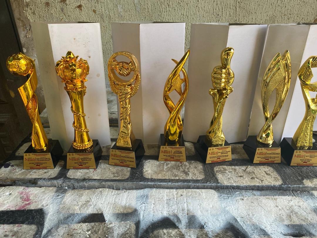 SimplyOlar's tweet image. Immediately I wake up, na hustle straight, I no dey even check if I dey alive 

#Monday #Business