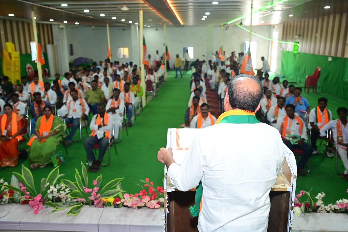 satyakumar_y's tweet photo. ధర్మవరం నియోజకవర్గం బత్తలపల్లిలో నిర్వహించిన పండిట్ దీనదయాళ్ ఉపాధ్యాయ ప్రశిక్షణ మహా అభియాన్ కార్యక్రమంలో పాల్గొన్నాను.

“Nation First – Party Next – Self Last” అనే భావనతో ప్రతి కార్యకర్త పని చేయాలి. భారతీయ జనతా పార్టీ ఆవిర్భావం నుంచి ఏకాత్మ భావంతో, దేశ సేవనే పరమావధిగా తీసుకుని ముందుకు సాగుతోంది. 

1985లోనే మాజీ ప్రధానమంత్రి శ్రీ అటల్ బిహారీ వాజపేయి గారు, కాంగ్రెస్‌ను ప్రజలు తిరస్కరించే రోజు వస్తుందని చెప్పారు. ఆ మాటలు నేటి రాజకీయ పరిణామాల్లో నిజమయ్యాయి.

దేశం, సమాజం కోసం కట్టుబడి పనిచేసేందుకు ప్రతి కార్యకర్త సిద్ధంగా ఉండాలి. పార్టీ సిద్ధాంతాలను, ప్రభుత్వ పథకాలను ప్రజల్లోకి తీసుకెళ్లాలి.

#BJP
#Prashikshana
#NationFirst
#Dharmavaram
#AndhraPradesh @BJP4Andhra