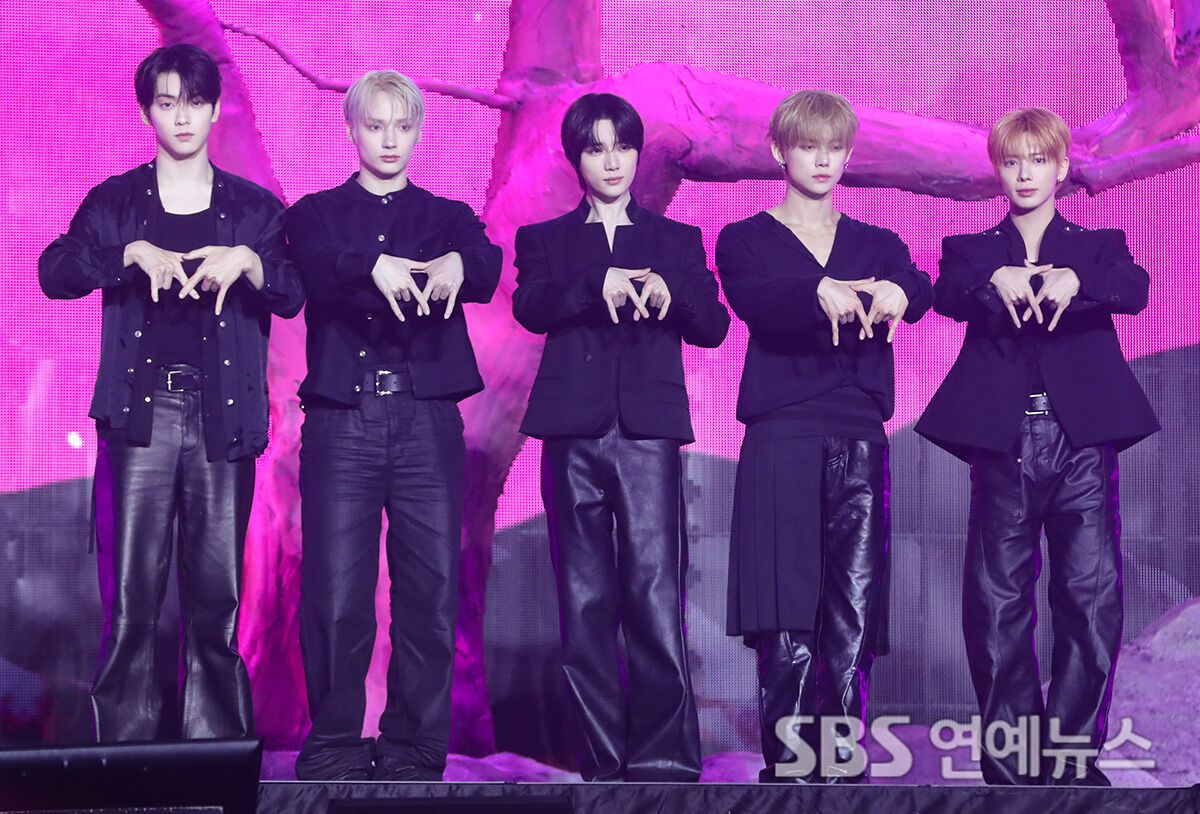 SBS_star's tweet image. “TOMORROW X TOGETHER Make Their First Comeback After Renewing Contract
👉 Read full story here : sbsstar.net/article/N10085…

#tomorrowxtogether #kpop #photo #SBSStar #KEntertainmentNews
Follow @SBS_star for more updates!”