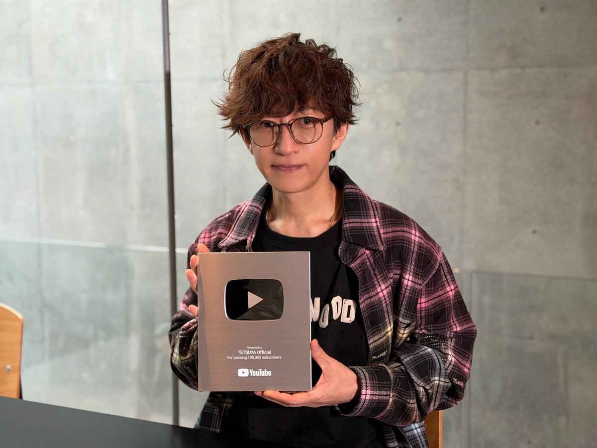 🎉Thank you 100,000 followers!🎉
TETSUYA Official YouTube Channelのチャンネル登録者数が10万人に突破し、銀の盾が届きました🎶

TETSUYA、ニコニコの銀の盾開封動画をお届けします☺️

▼YouTubeで動画を見る👀
youtu.be/pqCAAqKfES8

#TETSUYA 
#25thANNIVERSARY