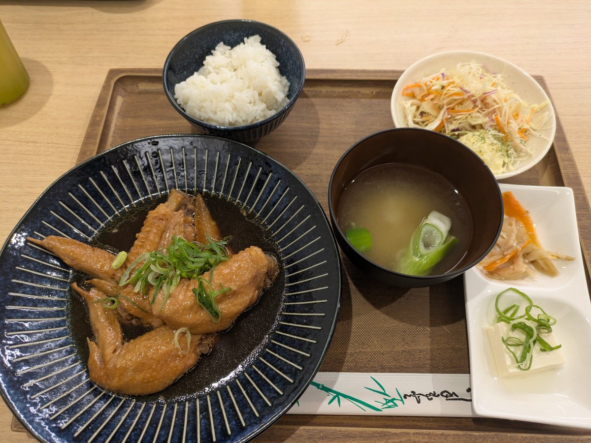 お昼は大阪府庁の職員食堂、一般人も入って食べられるのね。