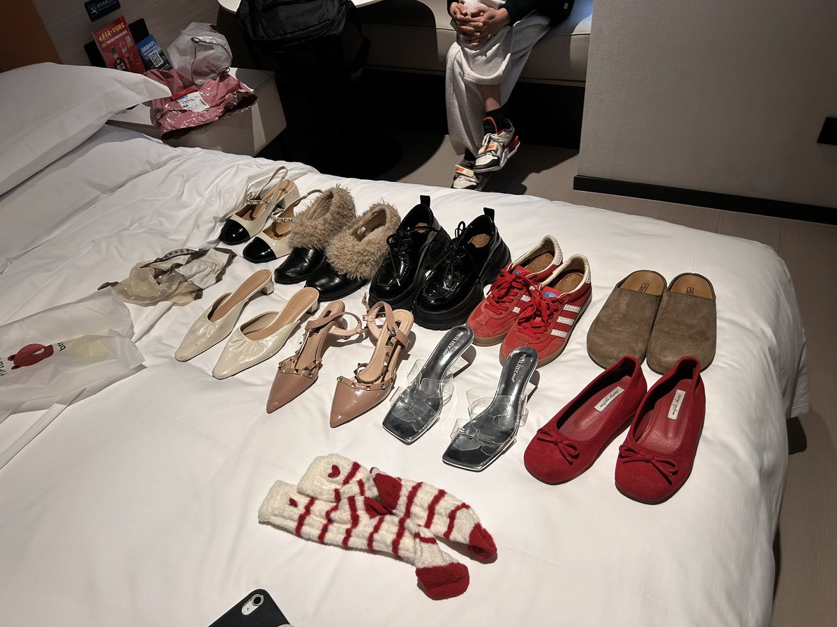 jhsmwz's tweet image. 把老婆鞋子带给同好 帮同好撸射在老婆的鞋子上 好爽好刺激 #合肥 #绿帽 #打胶