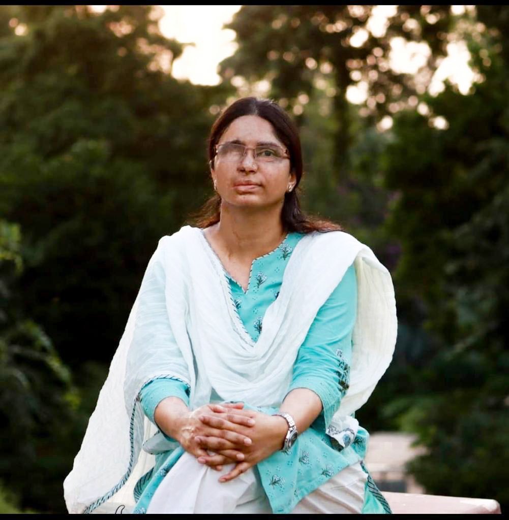 Her name is Shaheen Malik.

In 2009 she was 26. Working as a student counsellor in Panipat, Haryana.

Her boss wanted a relationship. She said no.

He arranged for acid to be thrown on her face.

She lost vision in one eye. She underwent 25 surgeries over 16 years.

She went to