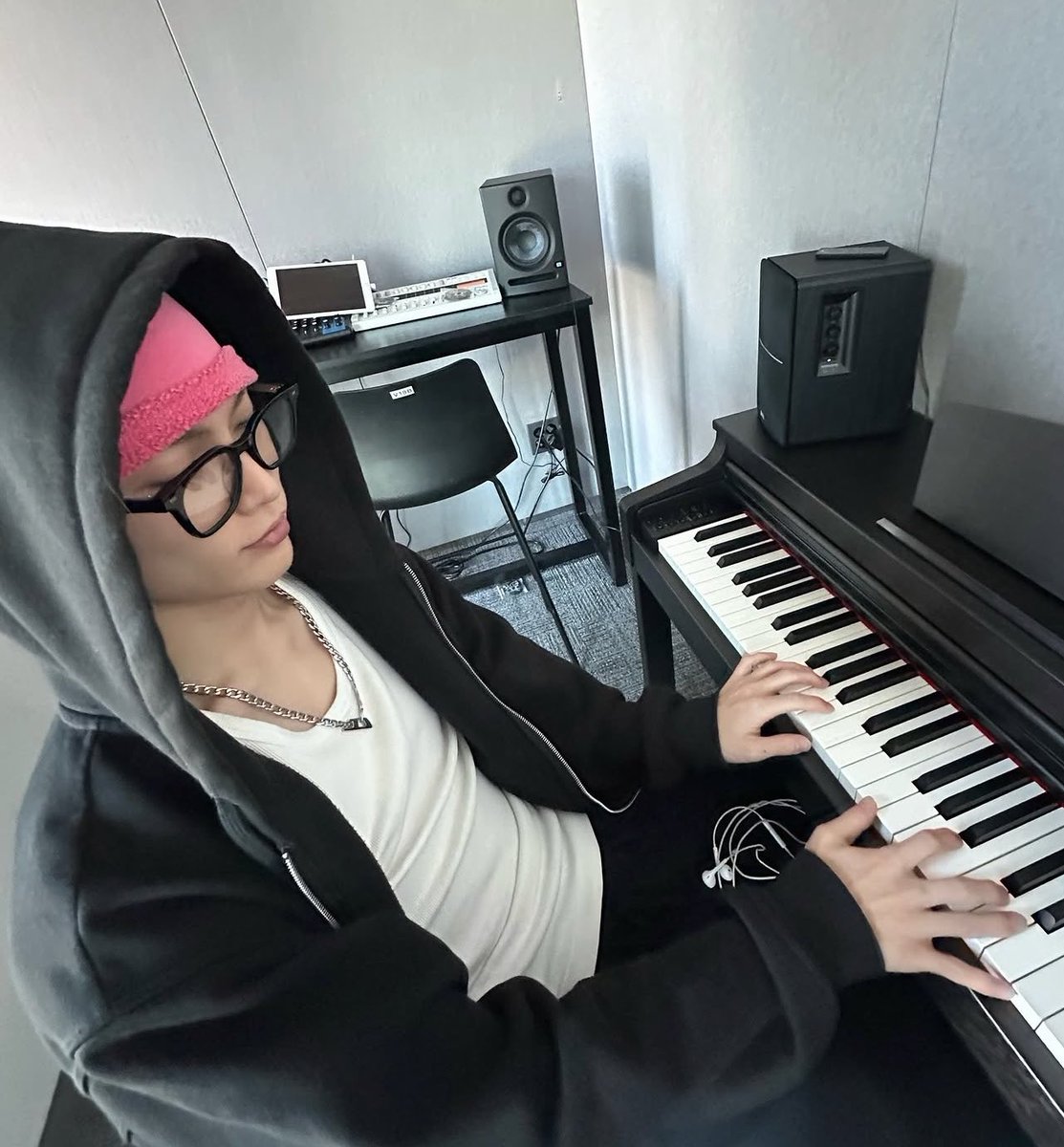 cat #GLOW tweet media