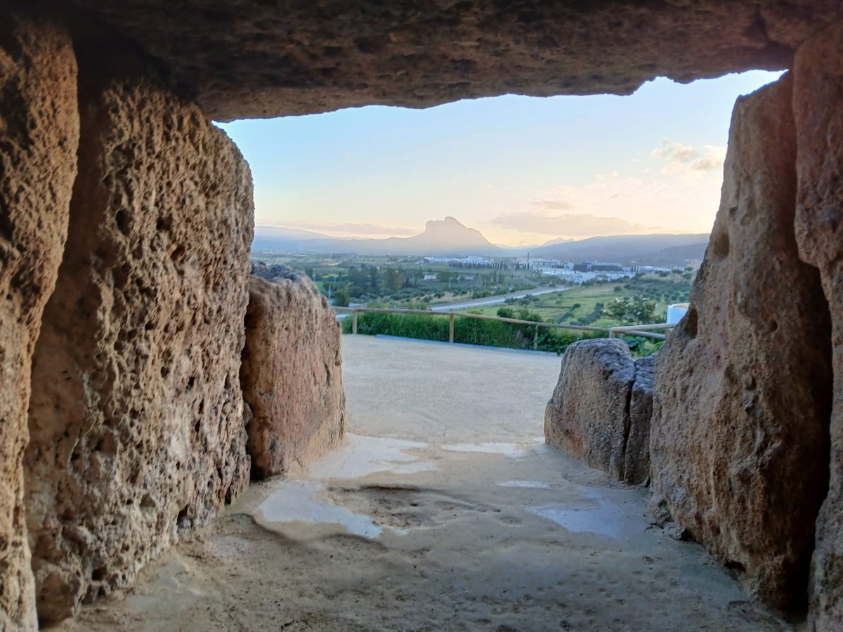 Buenos días desde Menga 🌄 

¡Qué salga el sol por Antequera! 
#FelizLunes #DespiertaConArte <a href="/CulturaAND/">Cultura Junta de Andalucía</a>
🕰️ 08:07 horas