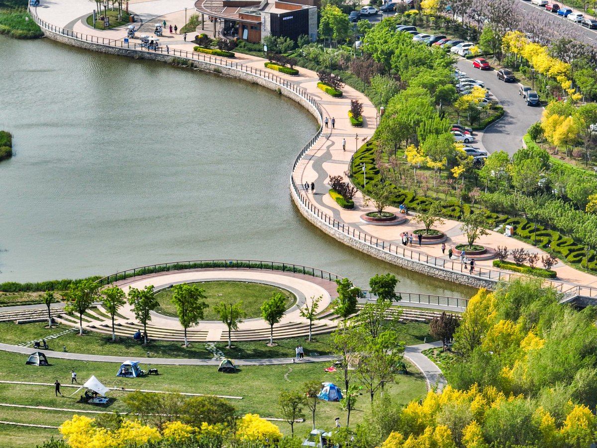 XHscitech's tweet image. China-Singapore Tianjin Eco-City turns urban living into a climate solution: underground waste pipes, 100% green buildings, solar-powered factories, cooler summers, and ecosystem value tracked like GDP. Find out more: xhtxs.cn/bbzy #EcoCity #SustainableUrbanism