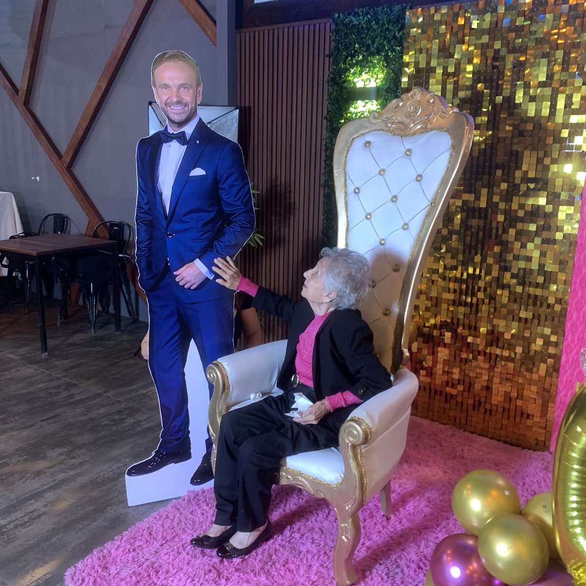 marianapilarg's tweet photo. Ahora el
@rodrigosepu la acompaña en su dormitorio @Sepulinares @KarendTV 🤭 https://t.co/hMp6guvCqE
