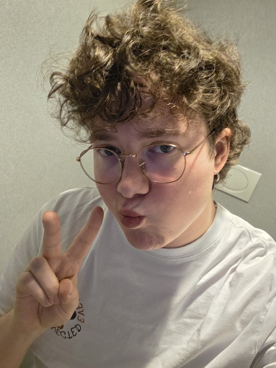 catboy pompompurin tweet media