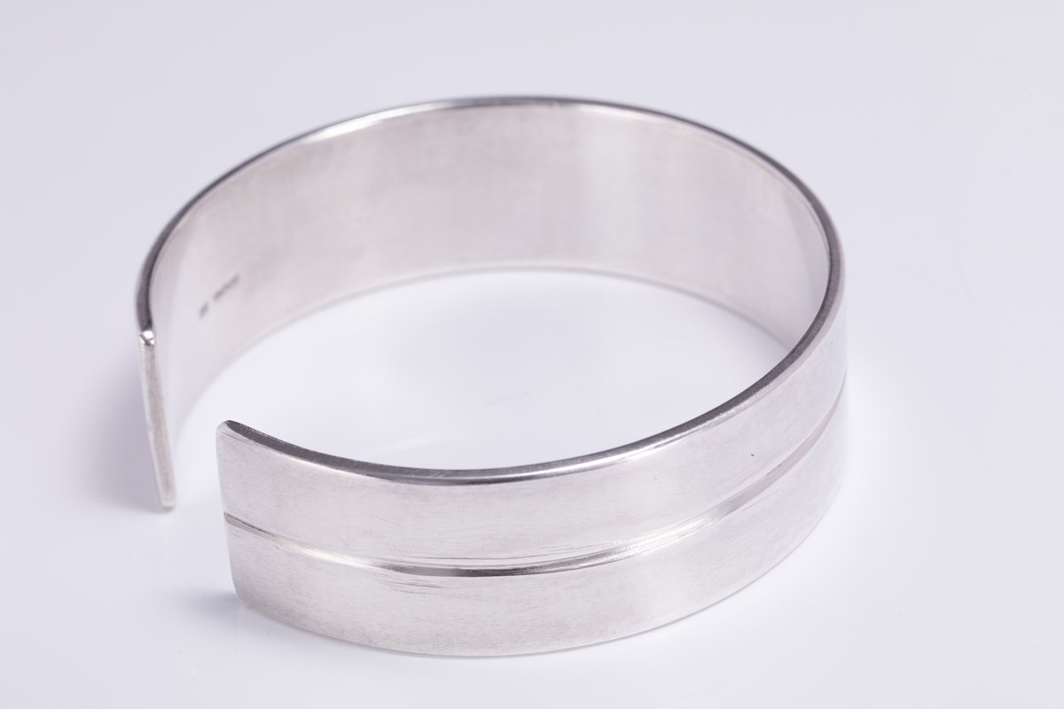 magsiljewl's tweet image. Solid Sterling Silver Cuff Bracelet. Wide Band, Modern Statement. For textured and hallmarked silver jewellery visit  margaretgriffithsilverjewellery.com #sterlingsilver #Margriff #earlybiz #FCworkspace #etsy #jewelrygifts