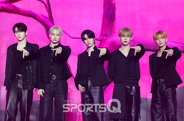 [SQ현장-투모로우바이투게더] 
투모로우바이투게더(TXT), 마의 7년 넘고 새 챕터 열었다  

📌sportsq.co.kr/news/articleVi…