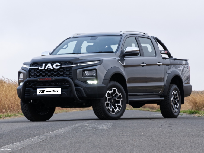 AutoTraderSA's tweet image. Dying to buy a #Ranger but finding the #Ford tax just too high? The good news is that we now have more budget-friendly bakkies than we know what to do with. We help you decide which one to buy. 👉  bit.ly/Top5CheaperAlt…