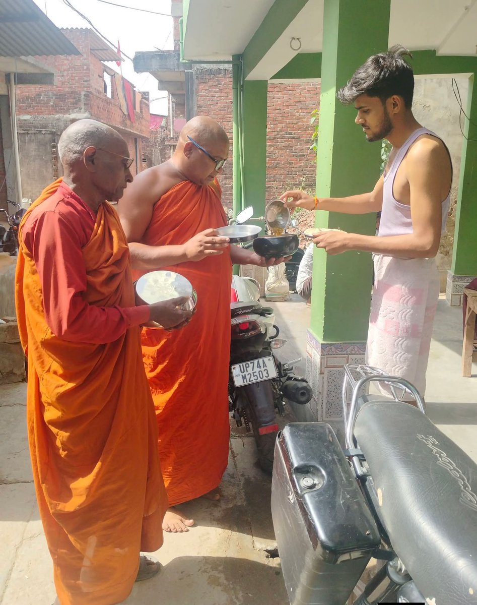 <a href="/DrLaxman_Yadav/">Dr. Laxman Yadav</a> बाल काटना नाई का धर्म नहीं धंधा है, चमड़े की सिलाई करना मोची का धर्म नहीं धंधा है, इसी तरह इनका भीख मांगना धर्म नहीं, कामचोरी है।

- राजू वाल्मीकि फुले