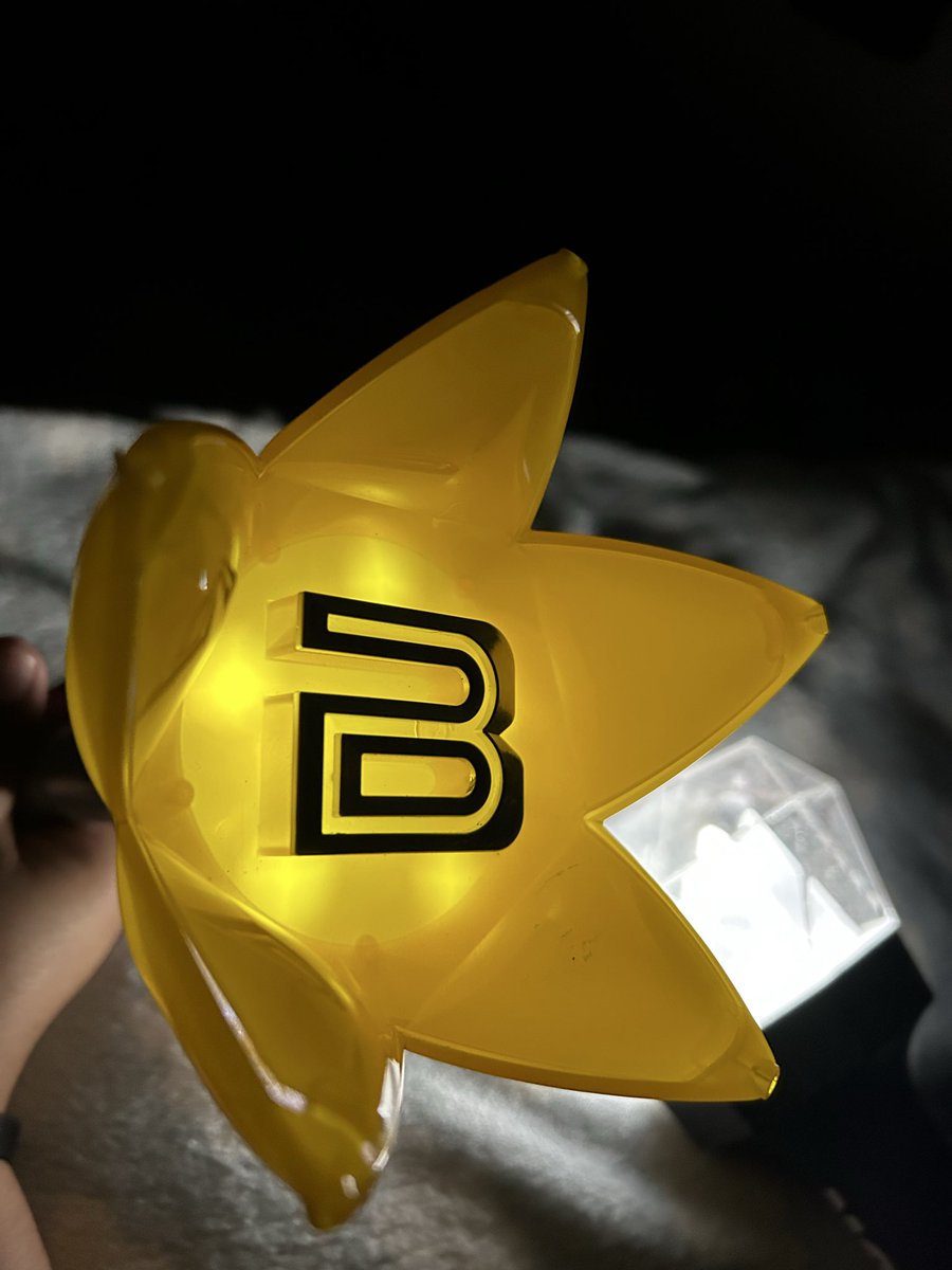 fridaseung's tweet photo. 😭😭😭😭😭😭😭😭😭💛🖤
 #BANGCHELLA

#BIGBANG_IS_BACK https://t.co/Qx94f5PbC4