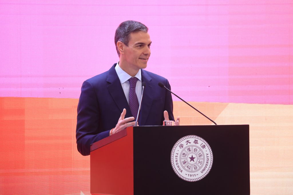 Tsinghua_Uni's tweet photo. A special moment as the Prime Minister of Spain, @sanchezcastejon, described universities as spaces where knowledge and imagination meet. Human progress thrives on connection and is grounded in shared responsibility and a more sustainable global economy. https://t.co/rtO0eUAHNf