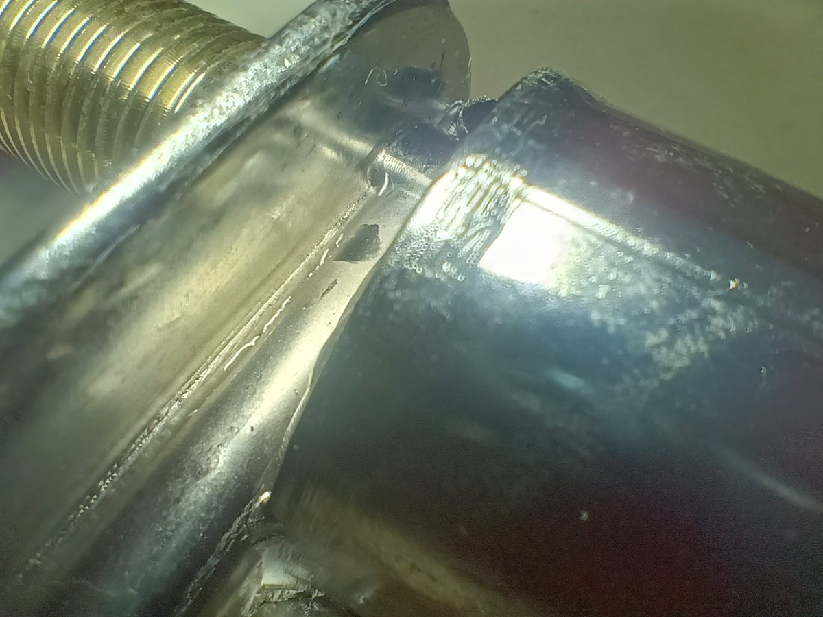 20年以上使ってきたキッチンを更新、浄水器を移設しようとしたら「あ、この水栓は付けれませーん」って言われて水栓部だけ新品に、昔から水周りは鬼門で苦手なんだよね～、とりあえず付いた

同じく更新した洗面台のほうの中華水栓は本体の鬆穴？から漏れてて返品💢
#水もれ甲介 なーんて知らないか