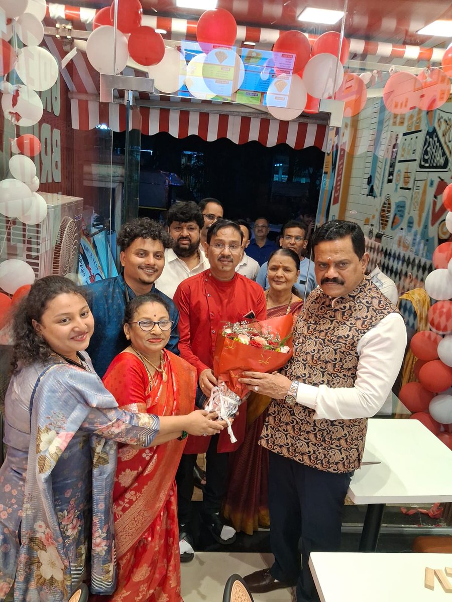 rajanvichare's tweet image. नवी मुंबई, जुईनगर येथील  'Great Britain Waffle' या शॉपचे उद्घाटन माझ्या हस्ते संपन्न झाले. यावेळी शॉपचे मालक आणि सर्व कर्मचाऱ्यांची भेट घेऊन त्यांना पुढील वाटचालीस शुभेच्छा दिल्या, तसेच उपस्थित नागरिकांशी संवाद साधला.
#VocalForLocal #MarathiEntrepreneur #YouthEmpowerment