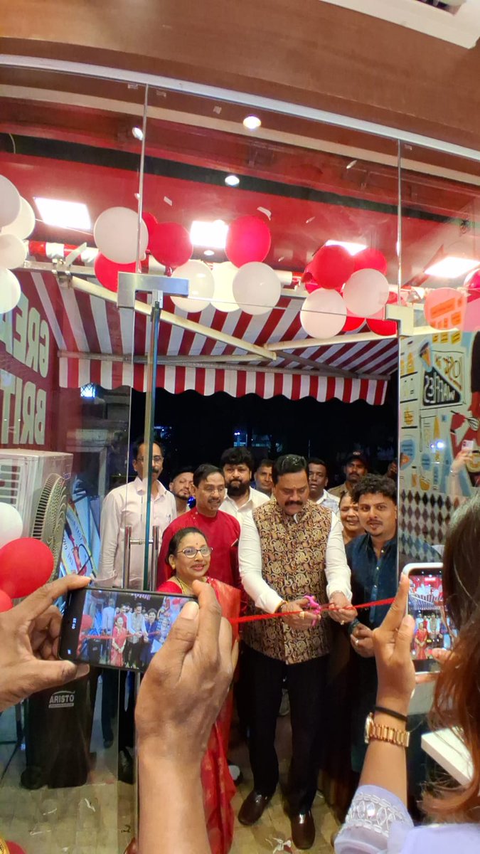 rajanvichare's tweet image. नवी मुंबई, जुईनगर येथील  'Great Britain Waffle' या शॉपचे उद्घाटन माझ्या हस्ते संपन्न झाले. यावेळी शॉपचे मालक आणि सर्व कर्मचाऱ्यांची भेट घेऊन त्यांना पुढील वाटचालीस शुभेच्छा दिल्या, तसेच उपस्थित नागरिकांशी संवाद साधला.
#VocalForLocal #MarathiEntrepreneur #YouthEmpowerment