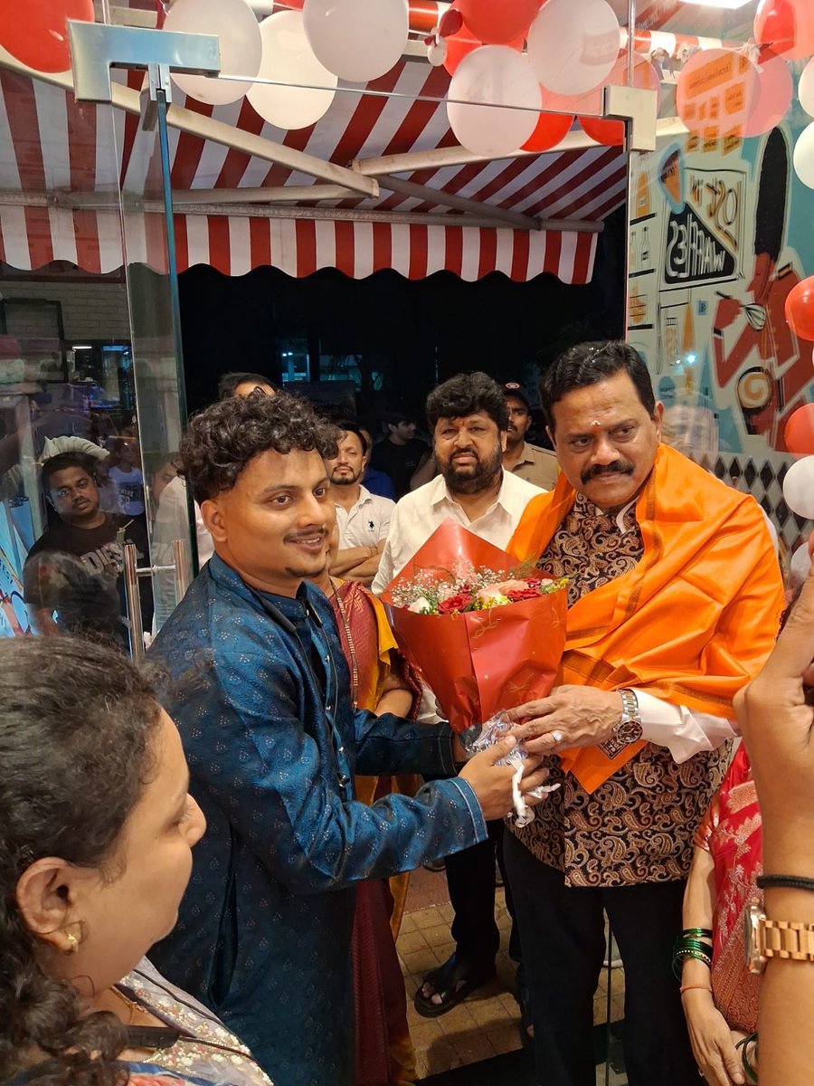 rajanvichare's tweet image. नवी मुंबई, जुईनगर येथील  'Great Britain Waffle' या शॉपचे उद्घाटन माझ्या हस्ते संपन्न झाले. यावेळी शॉपचे मालक आणि सर्व कर्मचाऱ्यांची भेट घेऊन त्यांना पुढील वाटचालीस शुभेच्छा दिल्या, तसेच उपस्थित नागरिकांशी संवाद साधला.
#VocalForLocal #MarathiEntrepreneur #YouthEmpowerment