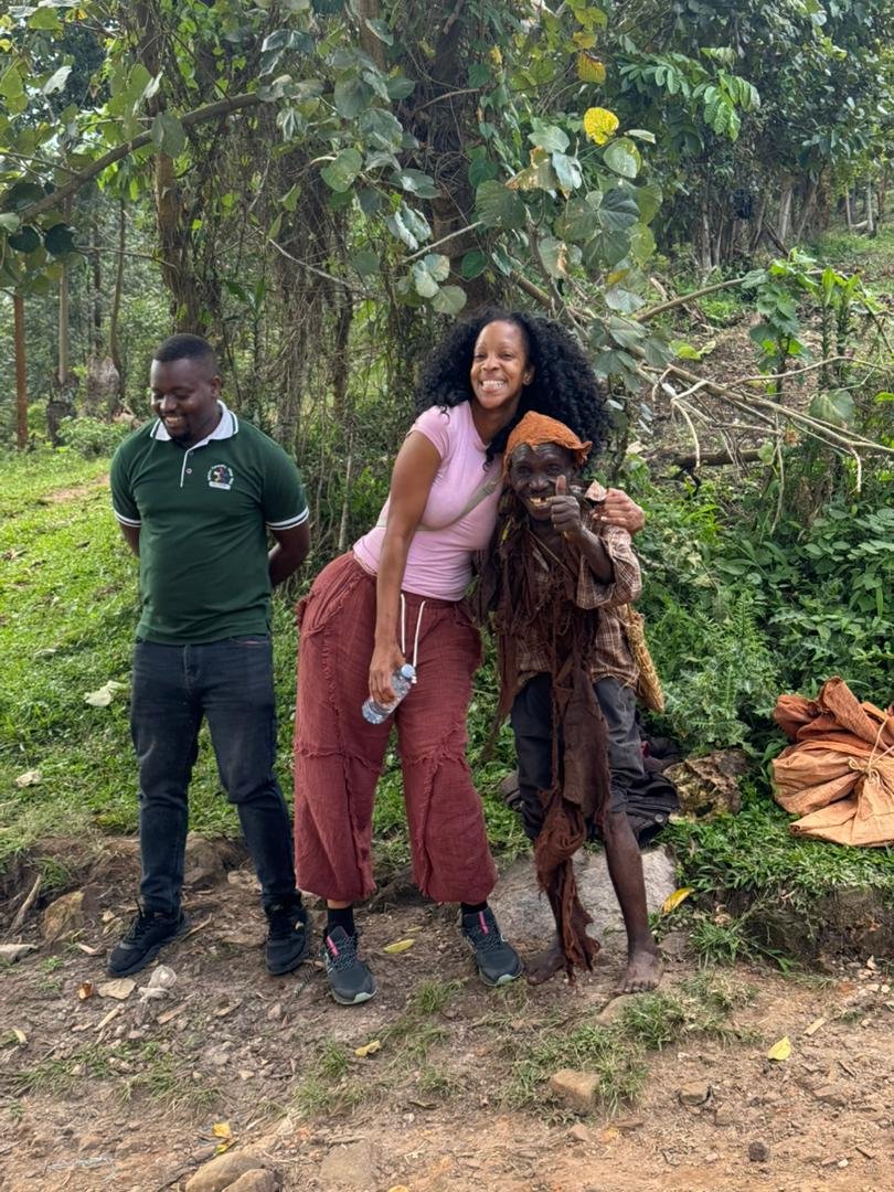 SafarisStandard's tweet photo. We're about to have a perfect finale to a perfect Ugandan safari by stepping into the world of the Batwa in Bwindi. ✌️😀
They're the forest's original keepers & will narrate their soul-stirring stories from the forest. 🤩
#culturetoursuganda #touruganda #tours #travel https://t.co/L8RcJKWUoJ