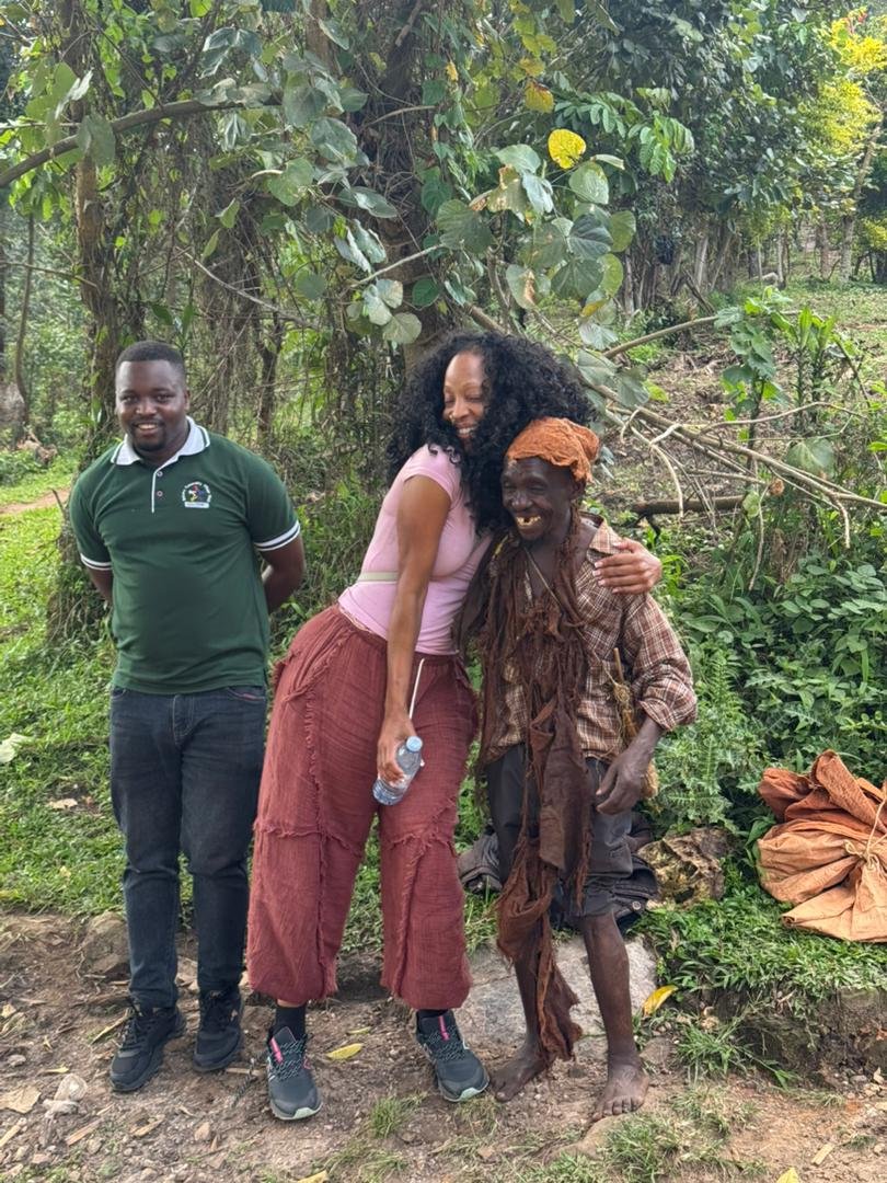 SafarisStandard's tweet photo. We're about to have a perfect finale to a perfect Ugandan safari by stepping into the world of the Batwa in Bwindi. ✌️😀
They're the forest's original keepers & will narrate their soul-stirring stories from the forest. 🤩
#culturetoursuganda #touruganda #tours #travel https://t.co/L8RcJKWUoJ