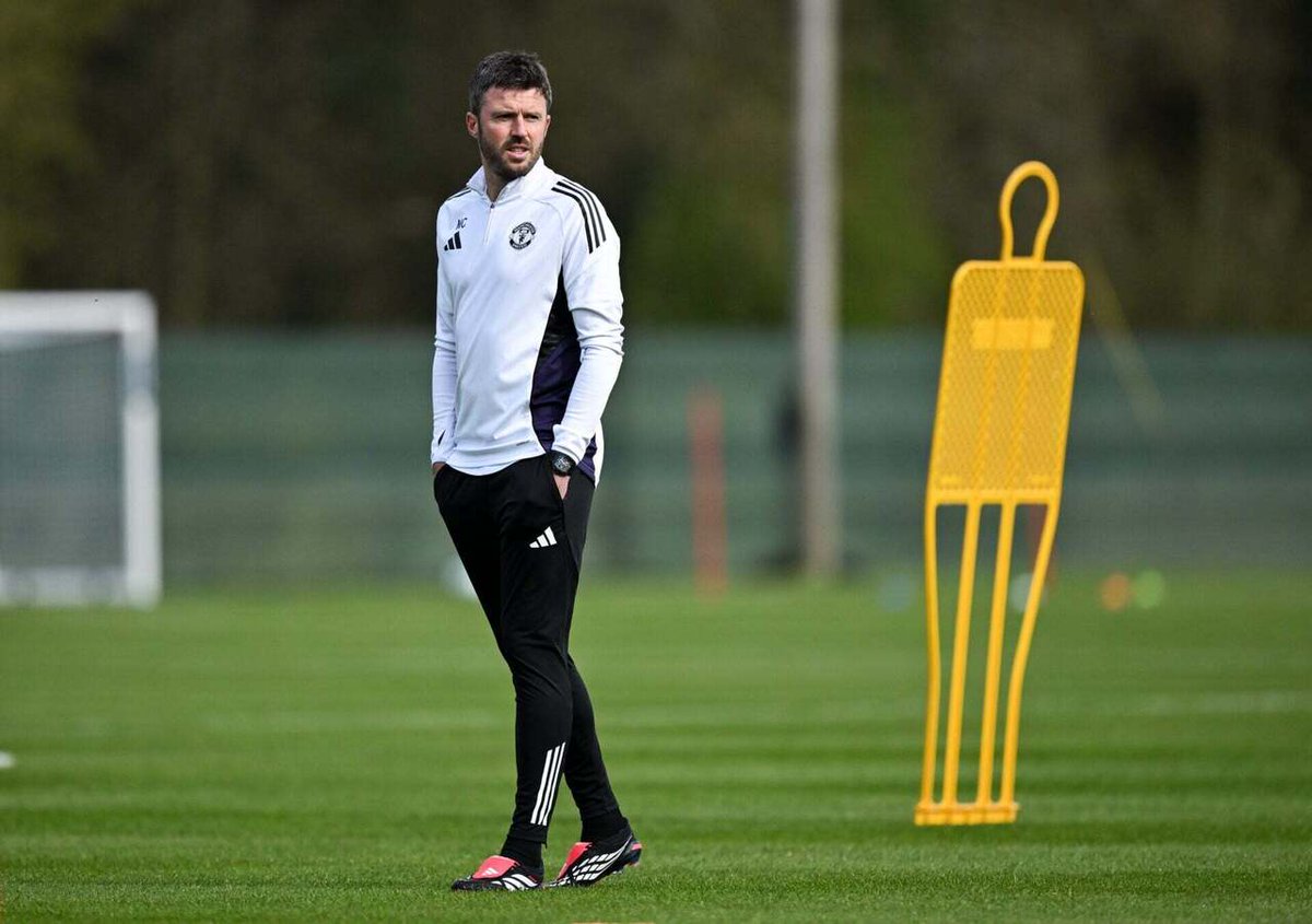 CediSports's tweet image. 🚨Michael Carrick returns for Man Utd after a 24-day break against Leeds, as Rio Ferdinand urges a bold selection. Heaven and Yoro could start at centre-back against Calvert-Lewin, with Maguire suspended and De Ligt out. #FutureDefence ⚽️🔥