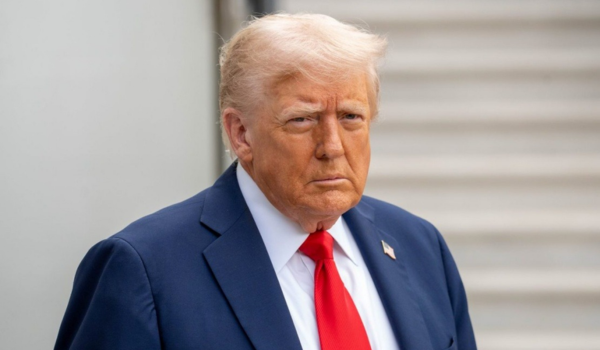 airnews_hyd's tweet image. 🚢హార్ముజ్ జలసంధిని దిగ్బంధించాలన్నఅధ్యక్షుడు డొనాల్డ్ ట్రంప్ @realDonaldTrump ఆదేశాలతో, అమెరికా సైన్యం నేటి నుంచి ఇరాన్ ఓడరేవుల వద్ద సముద్ర దిగ్బంధనాన్ని ప్రారంభించనుంది. 
#StraitofHormuz #USMilitary #Iran #CENTCOM #GlobalSecurity #MaritimeBlockade  #DonaldTrump