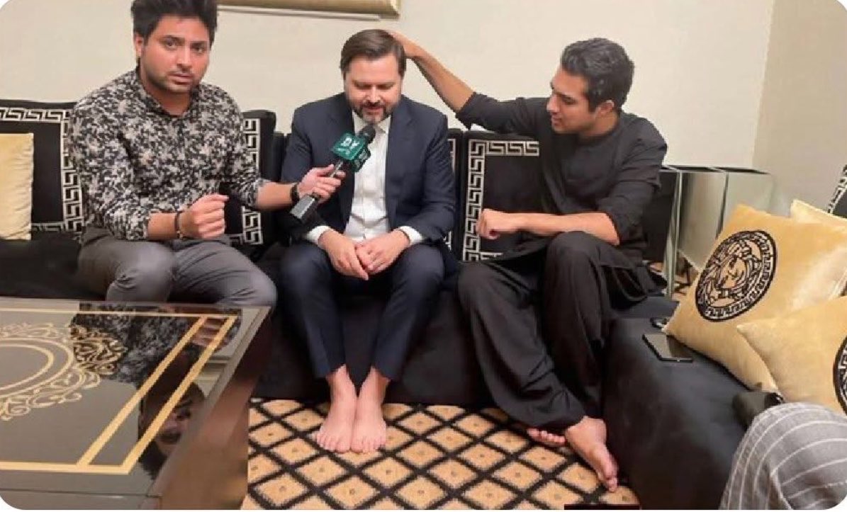 Iam_Mudasir1's tweet image. Caption needed 😂
#Hero