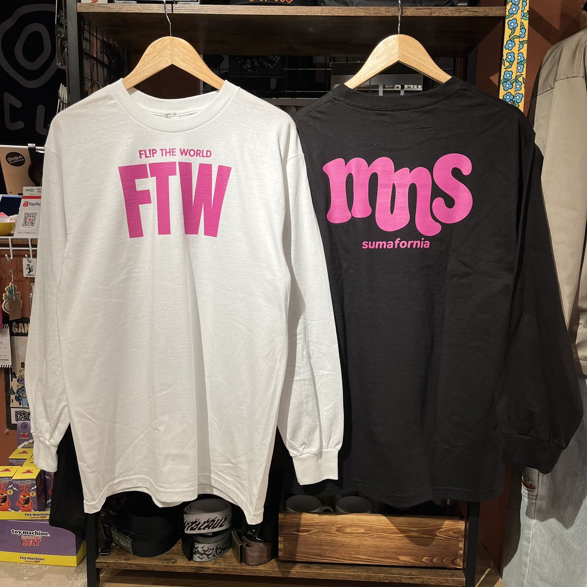 new arrival

<minos>
新作ロンT巻きで到着😎
どんどんカオスな世の中になってくけど、FUCK THE WORLDじゃなくてFLIP THE WORLDでいこうよ！というポジティブバイブス高めな1着🌊
ビビッドなピンクのプリントがファンキーで良い！👩‍🎤