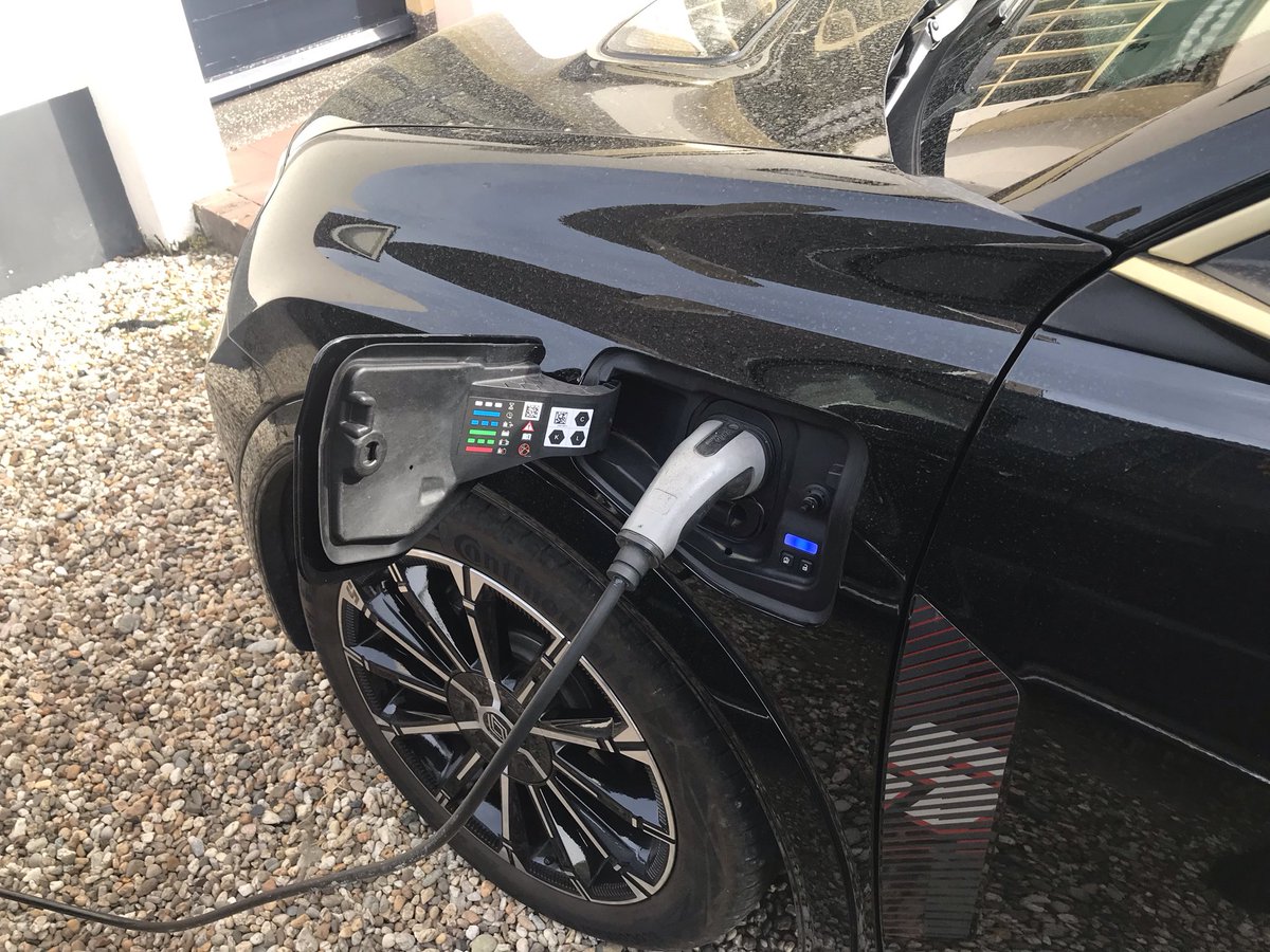 Vooralsnog blijft het percentage nieuwverkoop elektrische auto’s stabiel, rond de 40%. Tweedehandsjes zijn nu eindelijk in trek.
Benzineprijs blijft stabiel hoog en energiebelasting elektriciteit is gedaald!

vergelijkladenmettanken.nl