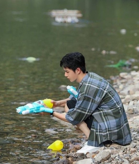 “ร้อนนะอ้วน”

“ป๊าก็ไม่มาเล่นกับพี่หล่ะ”

“จะให้ป๊าเล่นด้วย แต่ซื้อปืนฉีดน้ำมาอันเดียวหน่ะหรอ”

“ก็พี่ลืมอะ ป๊าก็มาเล่นน้ำกับพี่ แบบไม่ต้องใช้ปืนก็ได้”

“ไม่รู้แหละ งอน”

“พี่ไม่ได้ตั้งใจลืมสักหน่อย ป๊าอย่างอนไม่มีเหตุผลได่มั่ย”

“ทีนี้เข้าใจป๊ายังหล่ะ”

“หมายความว่างัย??😾”