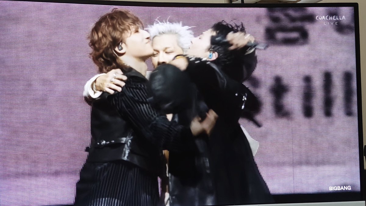 nadsxxiii's tweet photo. made me tear up a little bit 🥺👑

#BANGCHELLA #BIGBANG #Coachella2026 https://t.co/oxEnoyYmGc