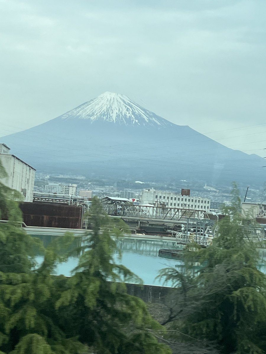 曇り空の富士山もなかなか
ステキ😀