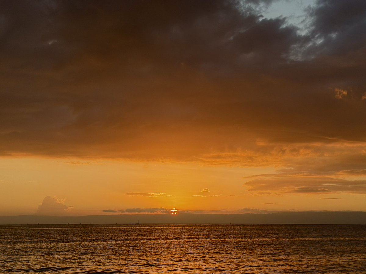 junjunthevirgo's tweet photo. sunset view.... 

#tagbilarancity #bohol https://t.co/f9qBoVI97n