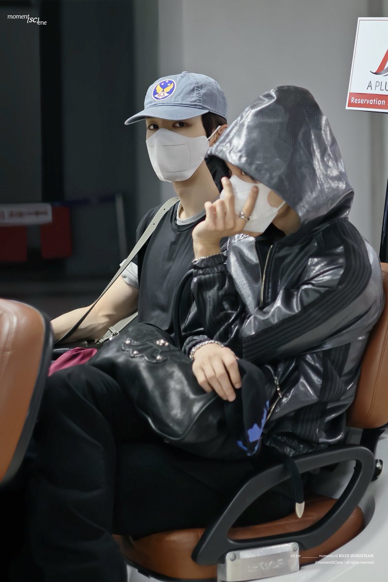 6iosk's tweet image. #tfw u suddenly broke up overseas but have to take the same flight 😭😭😭😭😭😭😭😭✌🏻