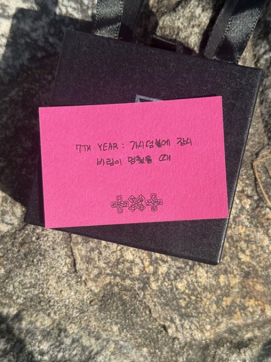 csbshots's tweet photo. THE SHOWCASE GIFT FOR ALL THE MOAS WHO ARE ATTENDING IS A SILVER NECKLACE WITH A RING ON IT????? THE GEM ON THE RING IS HOT PINK TO REPRESENT THE THORN COMEBACK???

IT COMES WITH THE LOGO PAPER BAG AND A POSTCARD OF THE MEMBER WITH A SPECIAL MESSAGE WRITTEN ON IT. THE DETAILS??!! https://t.co/9c8WQhs4OA
