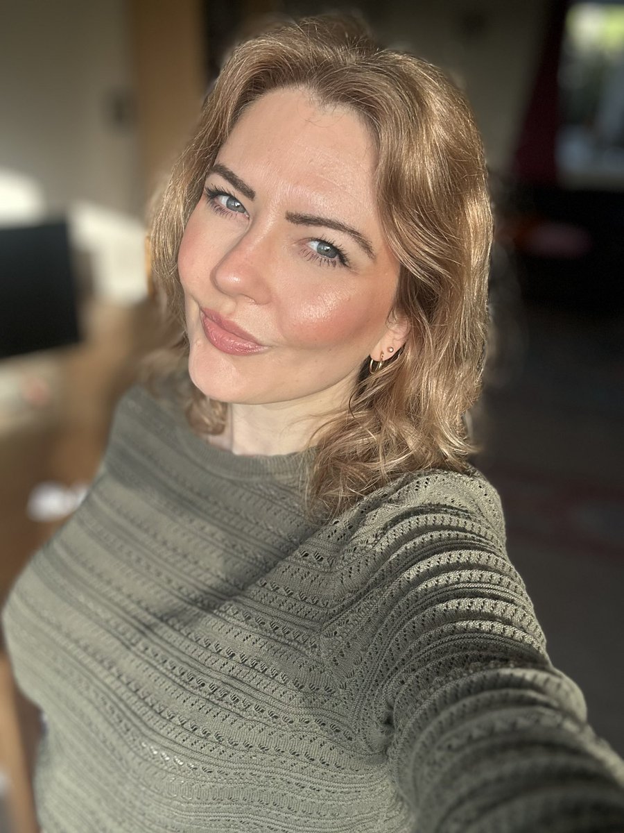 Happy Monday! 
And today is indeed a happy day. I’ve shifted my migraine. That I had since Saturday evening and I’ve only got work today and tomorrow. 
Also the sun is shining ☀️🥰