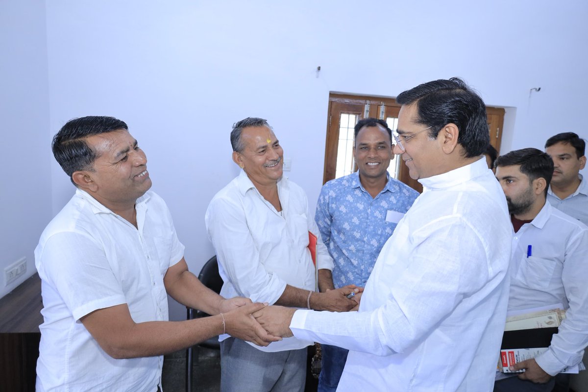 SureshRawatIN's tweet image. आज विभिन्न गणमान्य लोगों से मिलकर उनकी समस्याओं का निस्तारण किया। 

जनसुनवाई 📍निवास स्थान, मुहामी

#SSR #जनसुनवाई #Pushkar