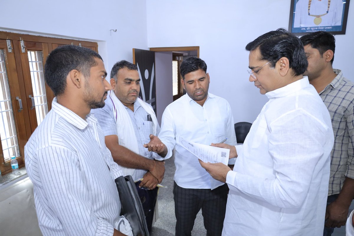 SureshRawatIN's tweet image. आज विभिन्न गणमान्य लोगों से मिलकर उनकी समस्याओं का निस्तारण किया। 

जनसुनवाई 📍निवास स्थान, मुहामी

#SSR #जनसुनवाई #Pushkar