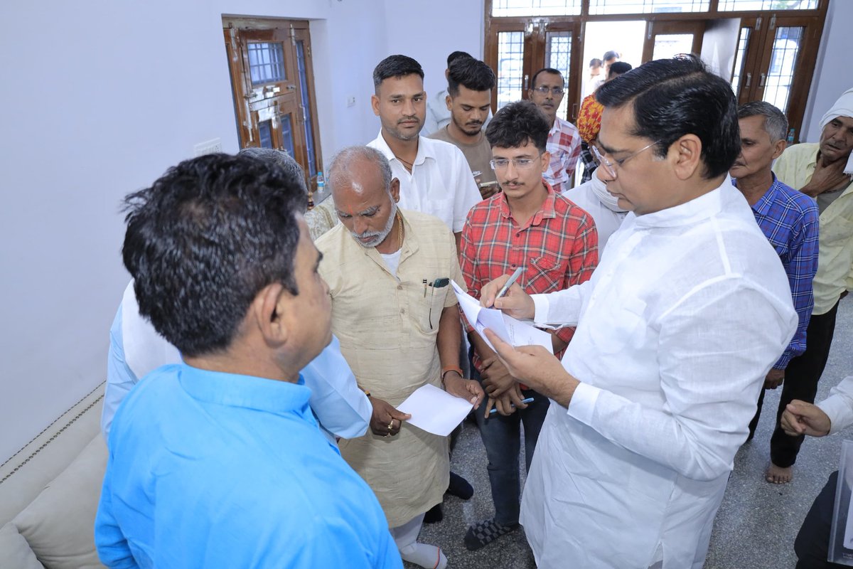 SureshRawatIN's tweet image. आज विभिन्न गणमान्य लोगों से मिलकर उनकी समस्याओं का निस्तारण किया। 

जनसुनवाई 📍निवास स्थान, मुहामी

#SSR #जनसुनवाई #Pushkar
