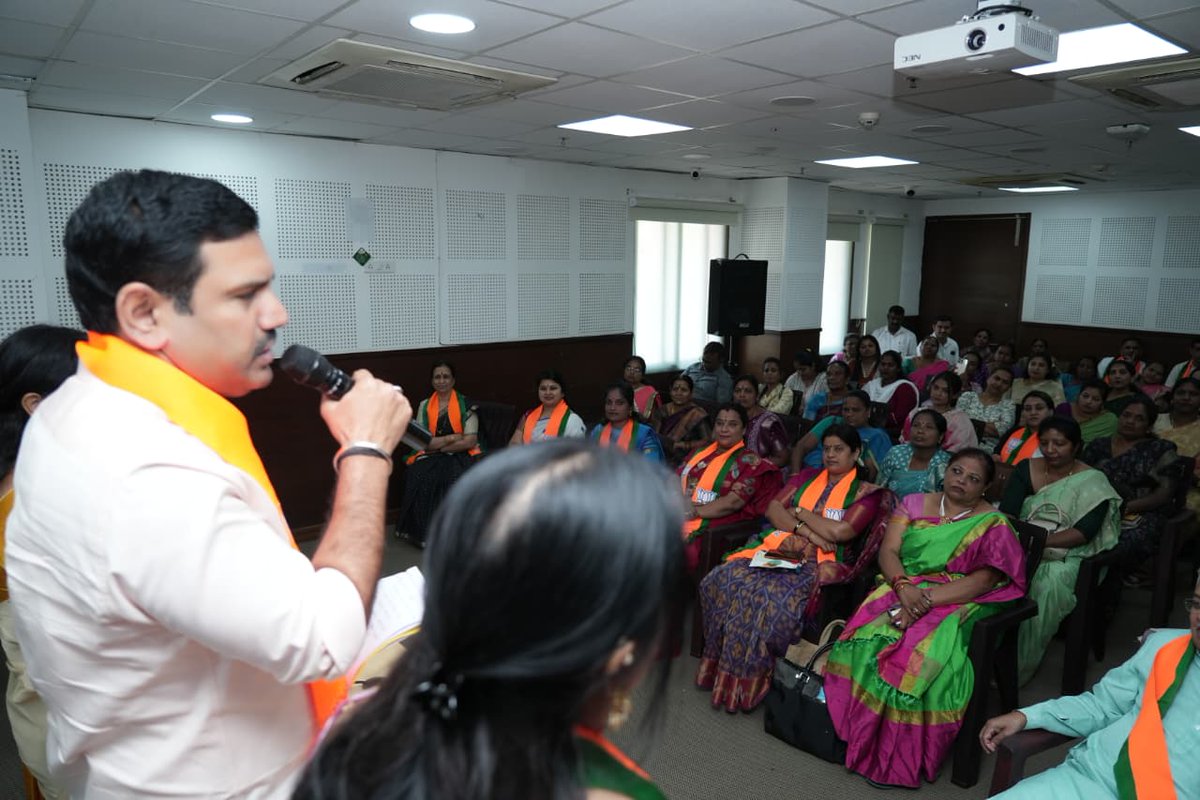 BJPMM4Karnatak's tweet photo. ಇಂದು ರಾಜಧಾನಿಯ ವಿಜ್ಞಾನ ಭವನದಲ್ಲಿ ನಡೆದ ನಾರಿಶಕ್ತಿ ವಂದನ್ ಅಧಿನಿಯಮ ಕಾರ್ಯಕ್ರಮವನ್ನು ರಾಜ್ಯಾಧ್ಯಕ್ಷರು ಶ್ರೀ @BYVijayendra ರವರ ಘನ ಉಪಸ್ಥಿತಿಯಲ್ಲಿ ರಾಜ್ಯ ಮಹಿಳಾ ಮೋರ್ಚಾ ಅಧ್ಯಕ್ಷರಾದ ಕು ಸಿ ಮಂಜುಳಾರವರ ನೇತೃತ್ವದಲ್ಲಿ ಬಿಜೆಪಿ ರಾಜ್ಯ ಕಾರ್ಯಾಲಯದಲ್ಲಿ ವೀಕ್ಷಿಸಲಾಯಿತು
#NariShaktiVandanAdhiniyam #WomensReservationBill https://t.co/WBtEA2bcUP