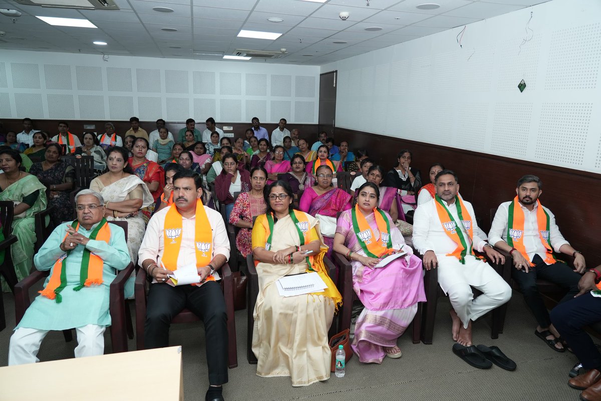 BJPMM4Karnatak's tweet photo. ಇಂದು ರಾಜಧಾನಿಯ ವಿಜ್ಞಾನ ಭವನದಲ್ಲಿ ನಡೆದ ನಾರಿಶಕ್ತಿ ವಂದನ್ ಅಧಿನಿಯಮ ಕಾರ್ಯಕ್ರಮವನ್ನು ರಾಜ್ಯಾಧ್ಯಕ್ಷರು ಶ್ರೀ @BYVijayendra ರವರ ಘನ ಉಪಸ್ಥಿತಿಯಲ್ಲಿ ರಾಜ್ಯ ಮಹಿಳಾ ಮೋರ್ಚಾ ಅಧ್ಯಕ್ಷರಾದ ಕು ಸಿ ಮಂಜುಳಾರವರ ನೇತೃತ್ವದಲ್ಲಿ ಬಿಜೆಪಿ ರಾಜ್ಯ ಕಾರ್ಯಾಲಯದಲ್ಲಿ ವೀಕ್ಷಿಸಲಾಯಿತು
#NariShaktiVandanAdhiniyam #WomensReservationBill https://t.co/WBtEA2bcUP